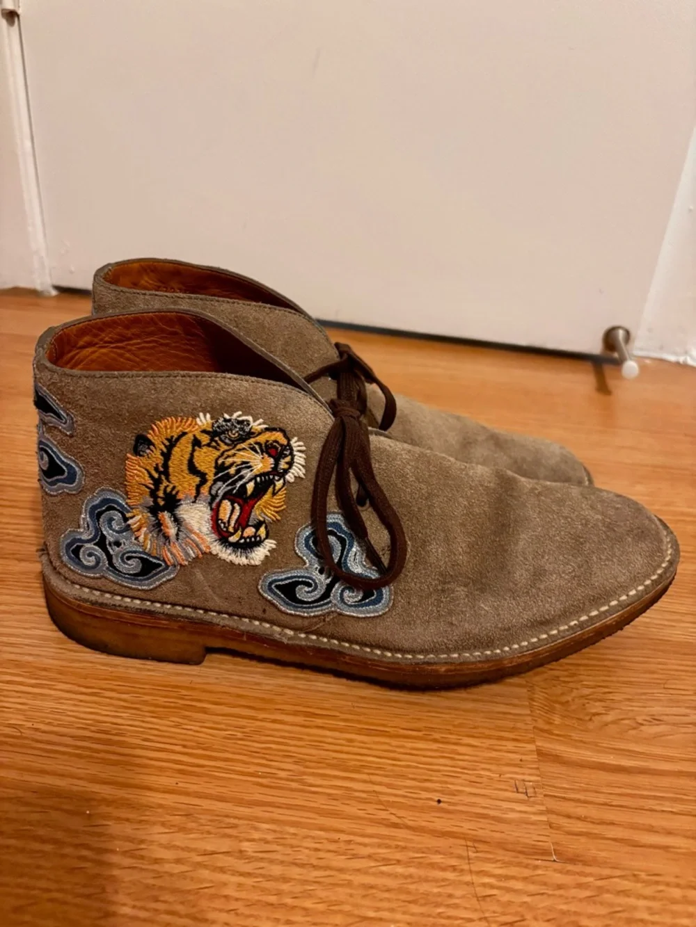 Gucci Taupe Suede Chukka Boots with Embroidered Tiger - Picture 3 of 6